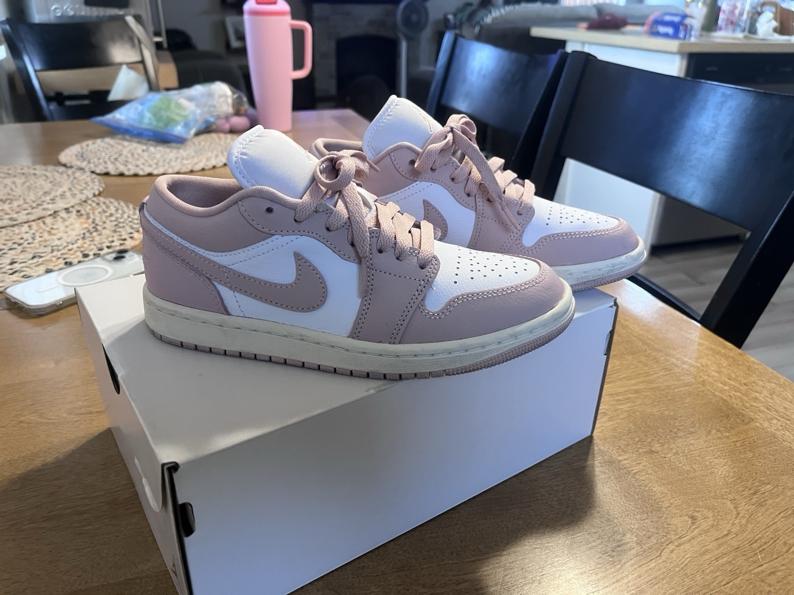 Used once Jordan WMNS Air Jordan 1 Low Pink Oxford DC0774-162 Used once Jordan WMNS Air Jordan 1 Low Pink Oxford DC0774-162