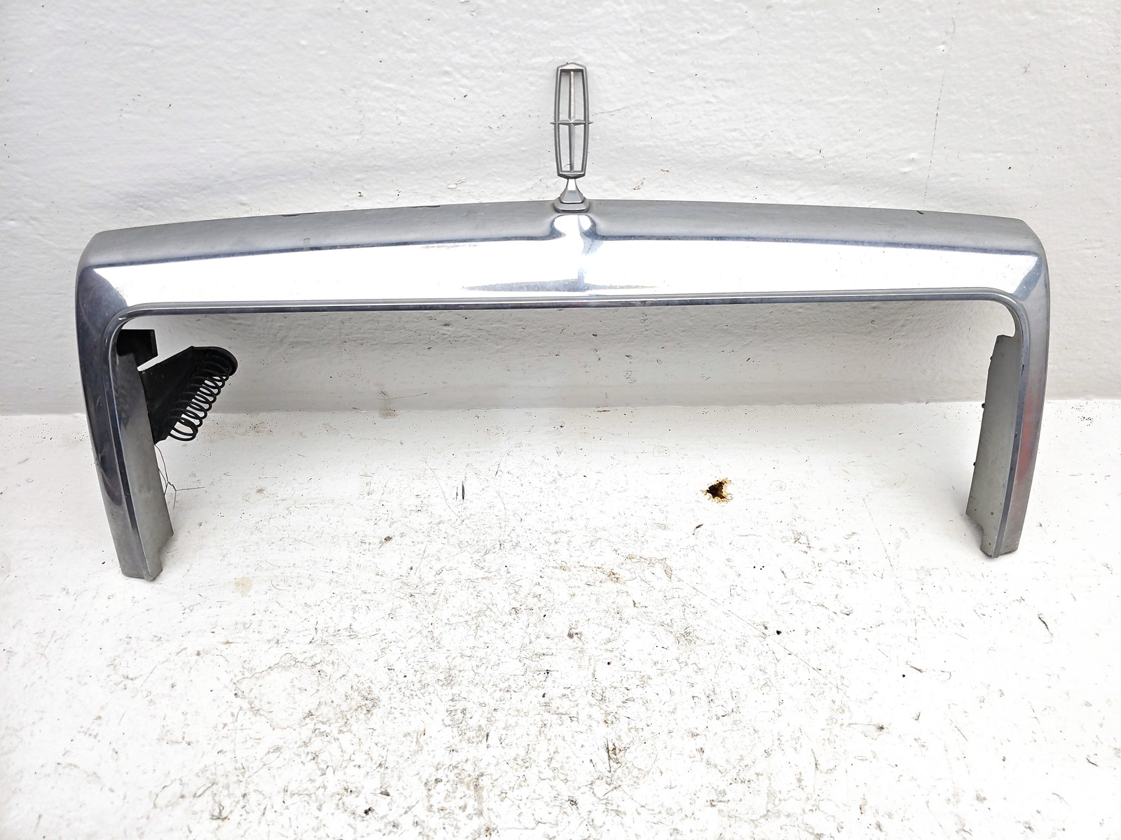 1993-1994 Lincoln Town Car Grille Surround Molding Chrome With Hood Ornament Oem
