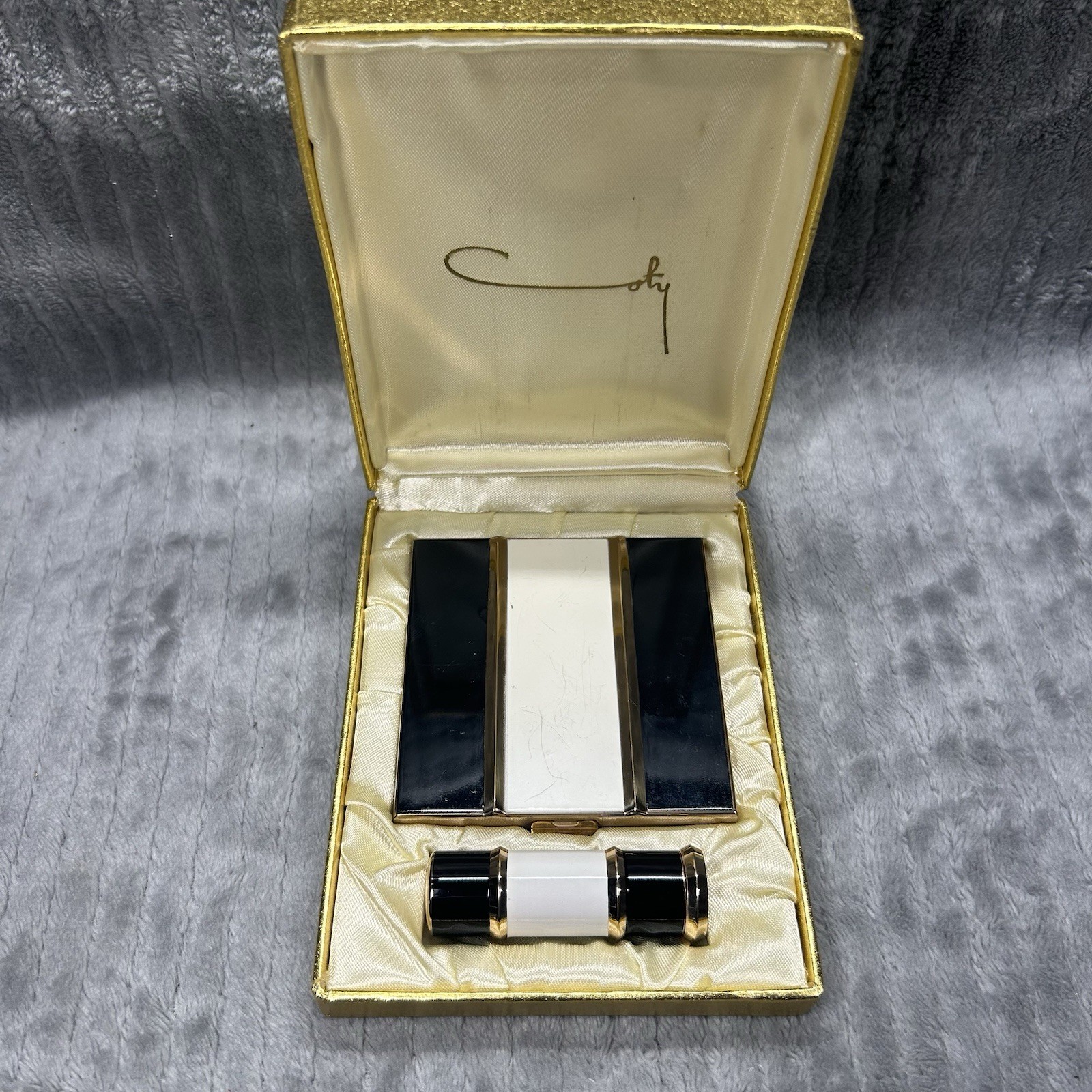 Rare Vintage 1953 Coty 24 Lipstick & Airspun Compact Set Boxed MUSUEM QUAL (NIB) Rare Vintage 1953 Coty 24 Lipstick & Airspun Compact Set Boxed MUSUEM QUAL (NIB)