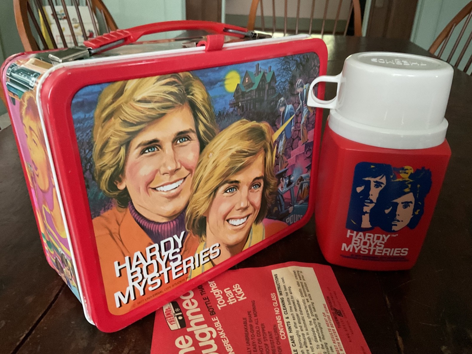 VINTAGE HARDY BOYS MYSTERIES LUNCHBOX AND THERMOS - UNUSED VINTAGE HARDY BOYS MYSTERIES LUNCHBOX AND THERMOS - UNUSED