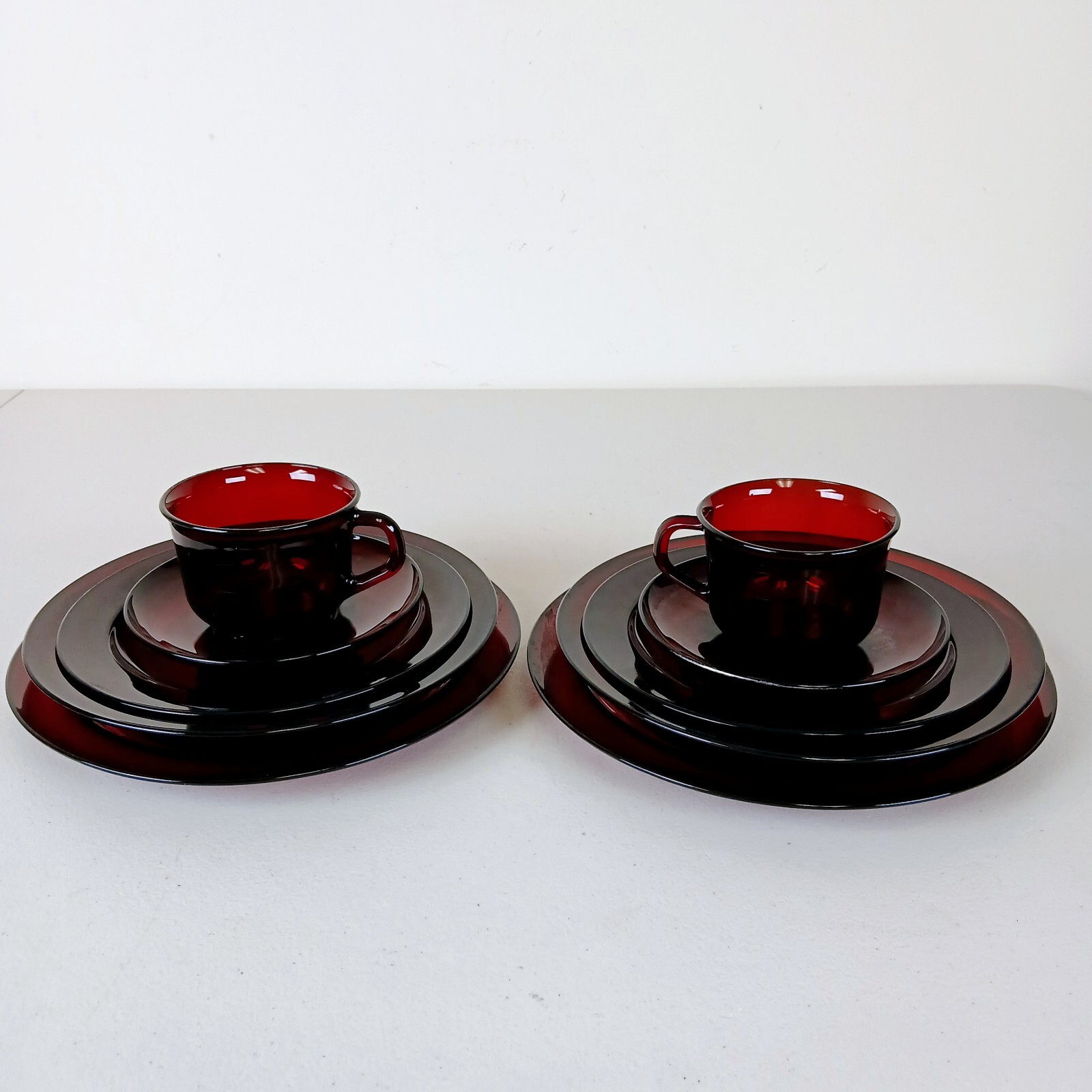 Arcoroc Ruby Red Glass Dinnerware Plates 5 Piece Place Setting Two Complete Sets