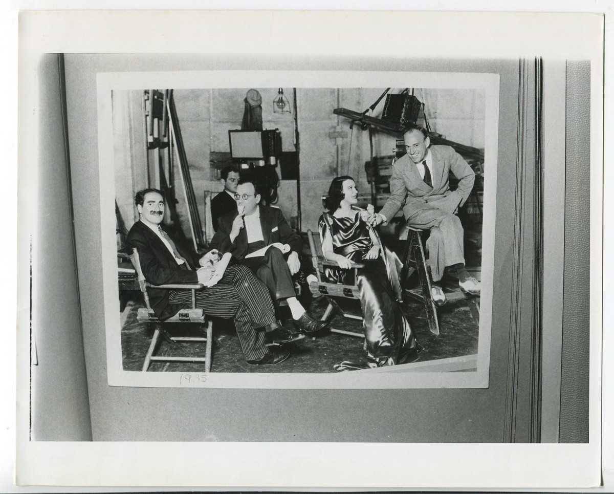MARX BROTHERS Groucho Candid On Set Original 1974 London Times Photo J2497