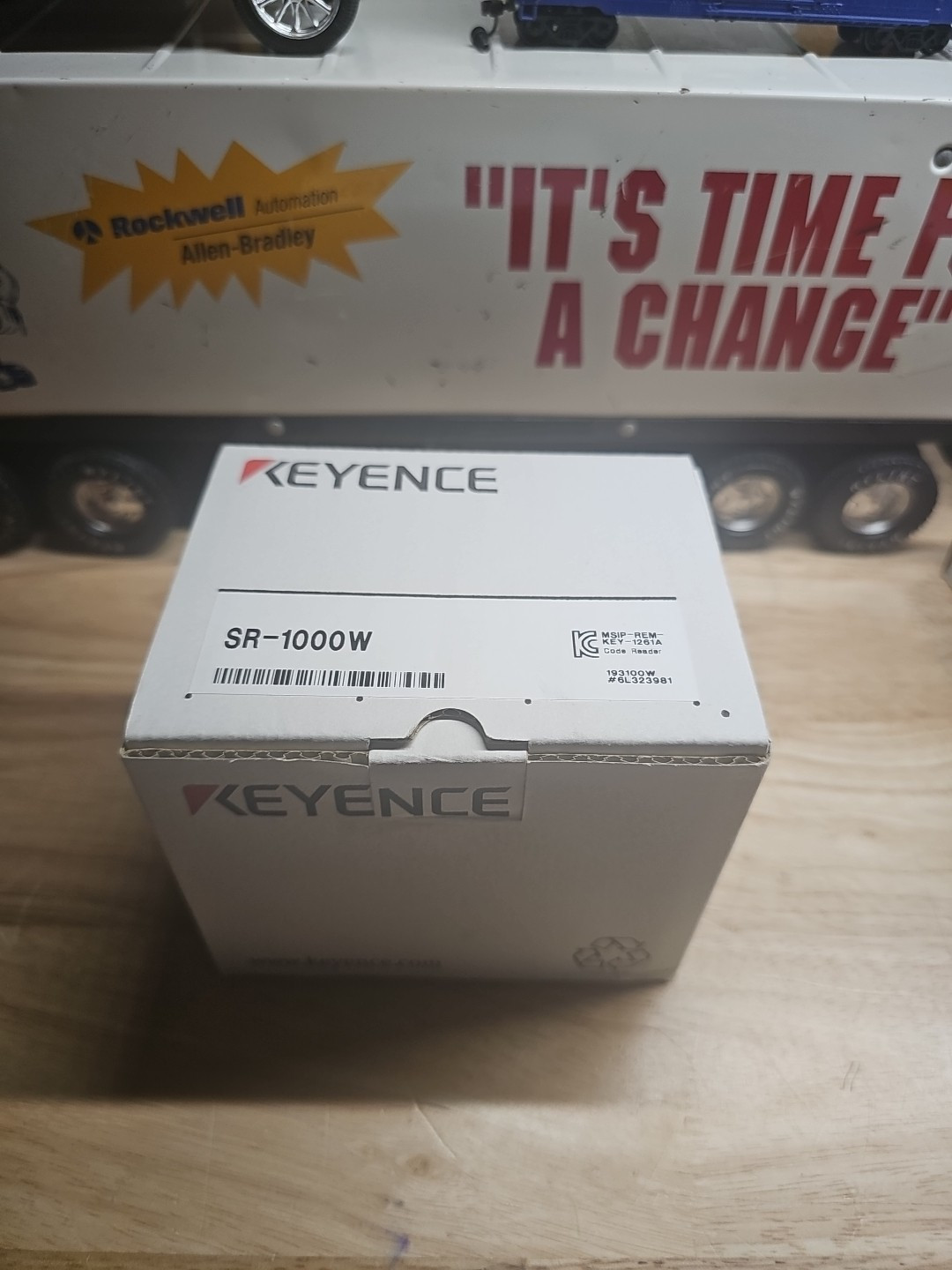 Keyence SR-1000W Autofocus Code Reader 1D And 2D SR1000W