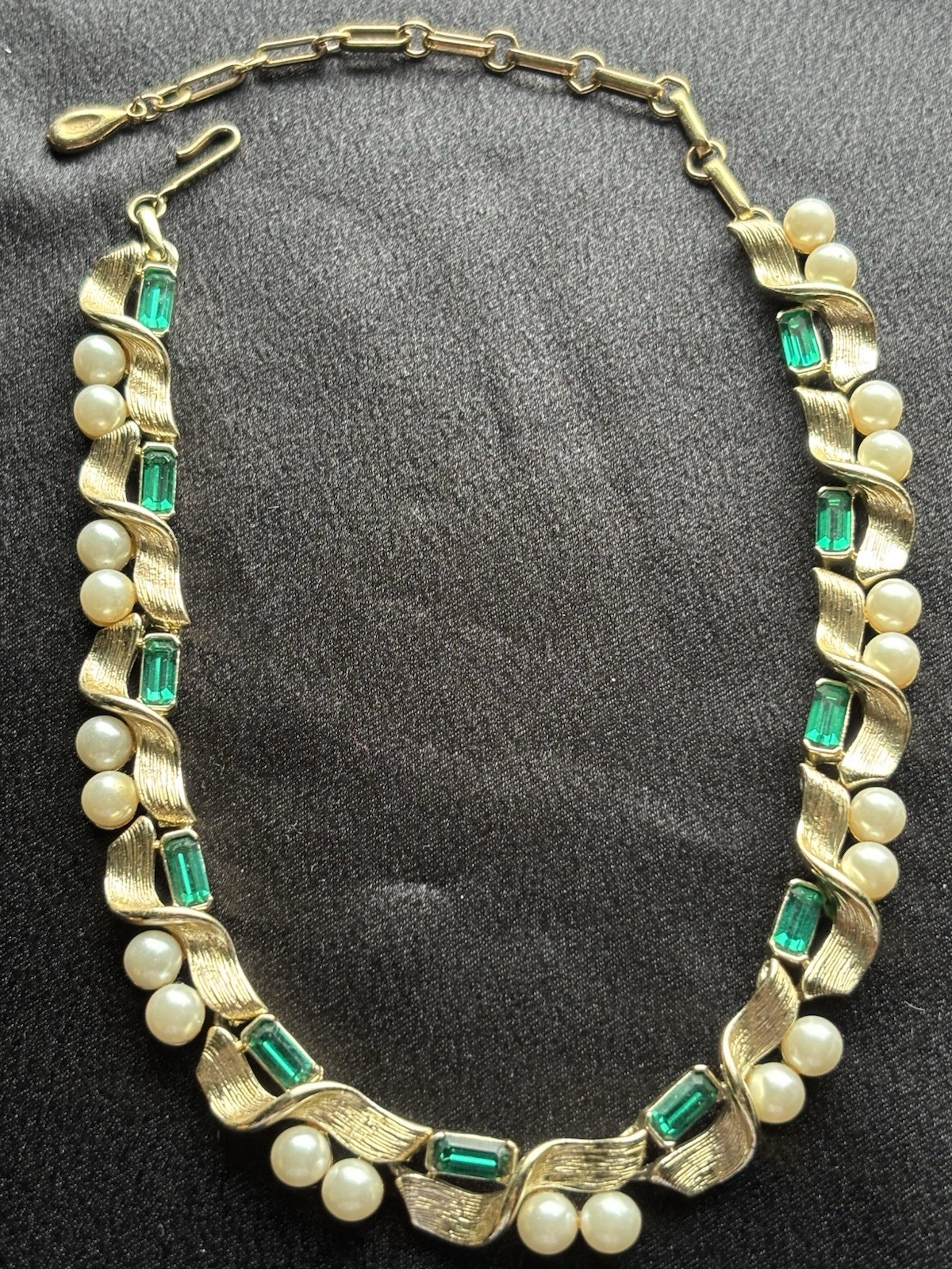 Vintage Signed Lisner Necklace Green Baguette Rhinestones Faux Pearl Gold Toned