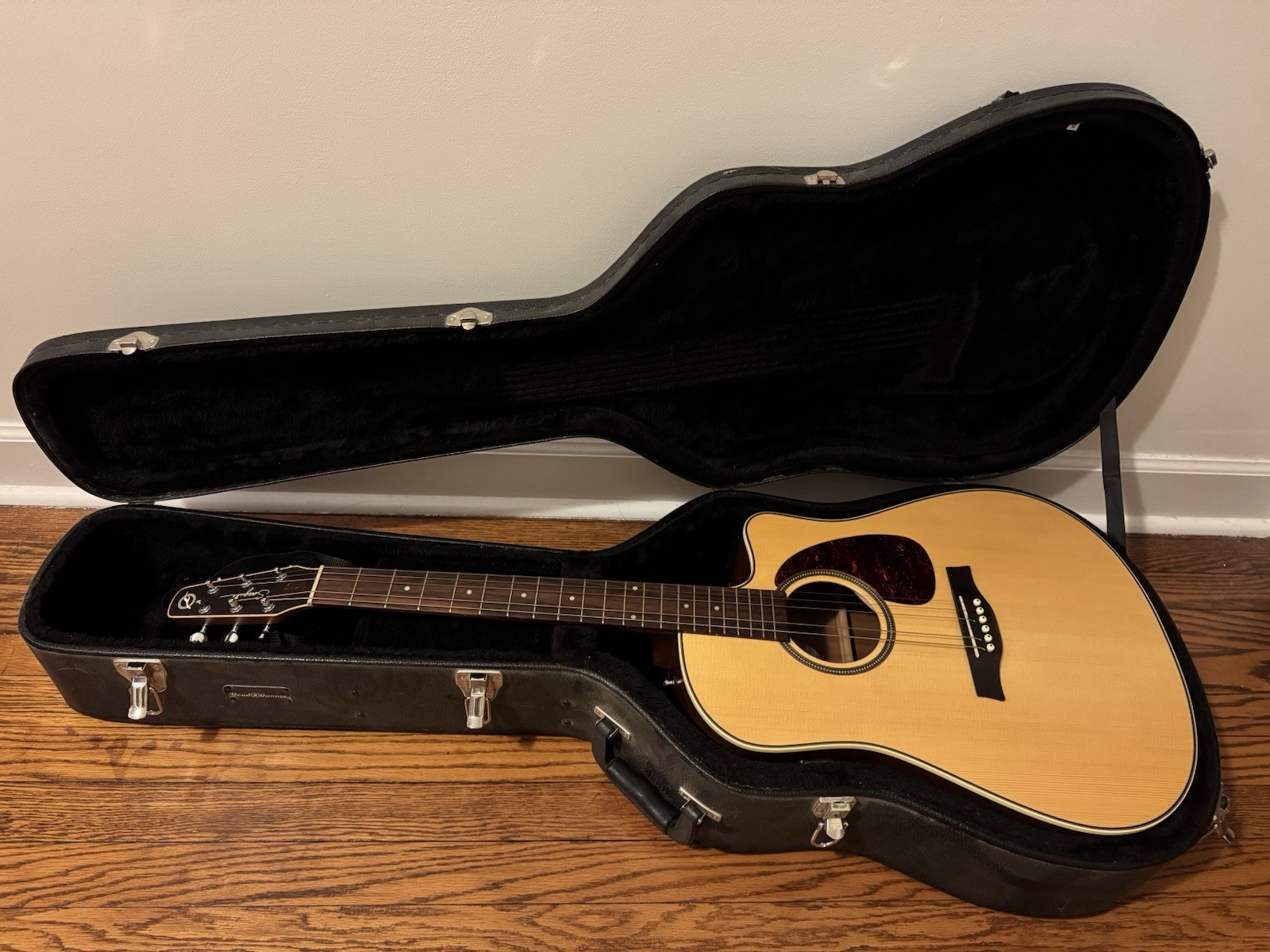 Seagull Maritime  SWS CW SG QI BY GODIN WITH HARD CASE - ACOUSTIC -ELECTRIC