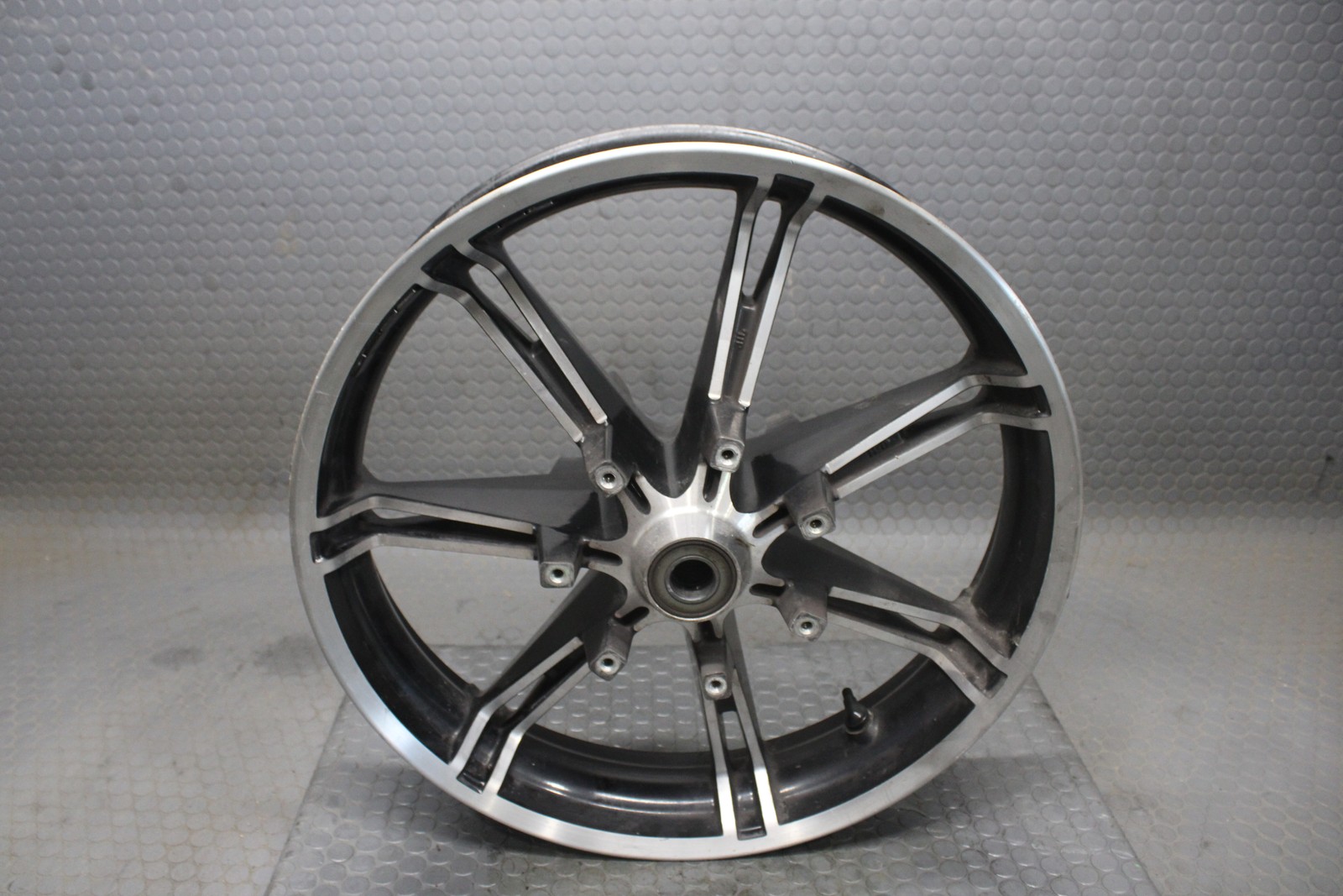 2017-2023 Harley Touring Impeller Front Wheel 7 Spoke 18x3.5 OEM 43300621