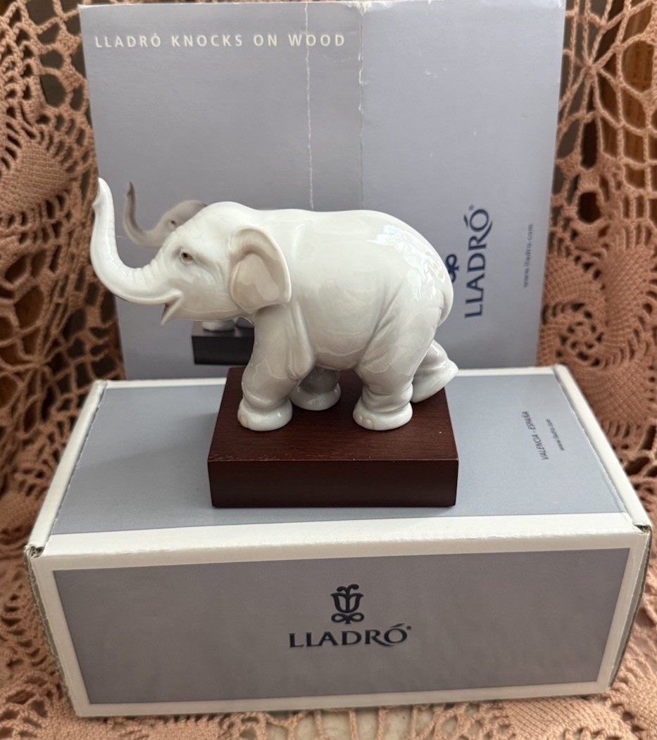 LLADRO 8036 Luck Elephant Retired Mint Original Grey Box with Sleeve RARE