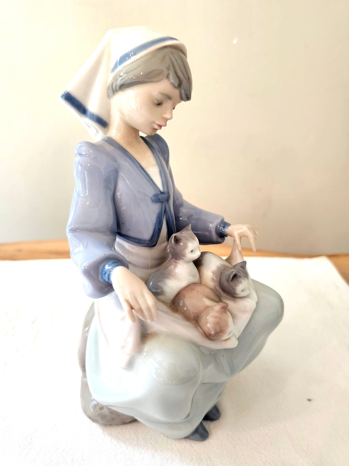 Adorable lladro figurines Girl with 3 Kittens in Pristine condition Adorable lladro figurines Girl with 3 Kittens in Pristine condition
