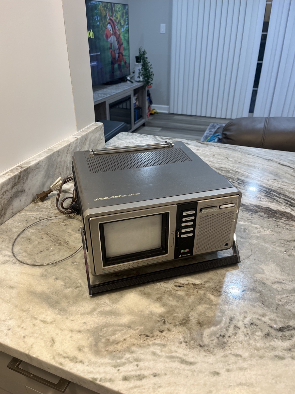 Hitachi CK-200 Portable TV 5” CRT Color Television 1985 Tested Works Hitachi CK-200 Portable TV 5” CRT Color Television 1985 Tested Works