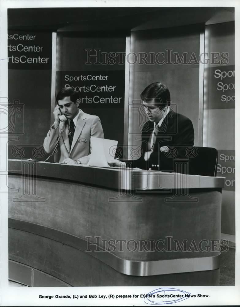 1982 Press Photo George Grande and Bob Ley in ESPN's SportsCenter New Show