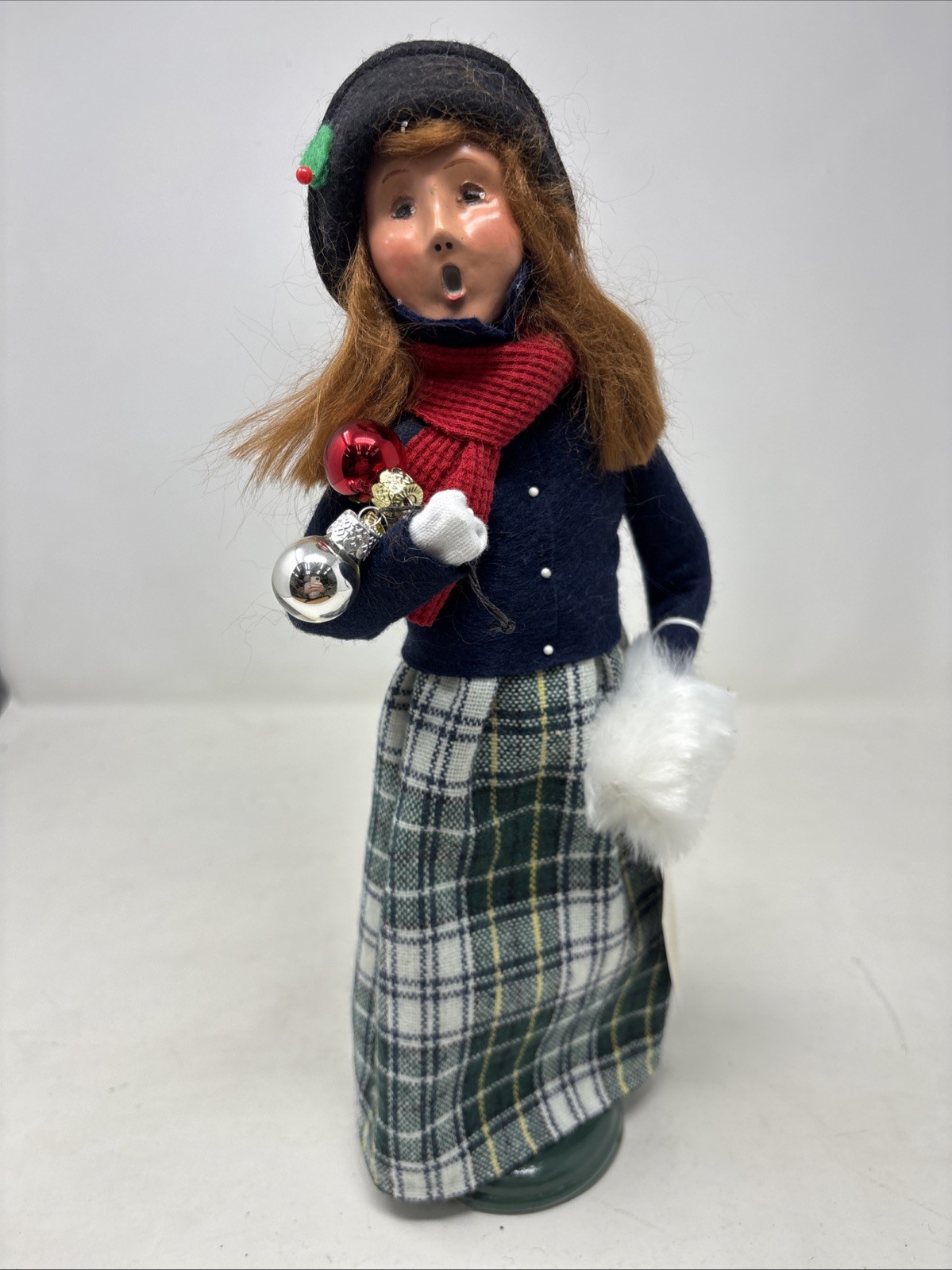 Byers Choice Ltd The Carolers 2021 Ornaments Muff