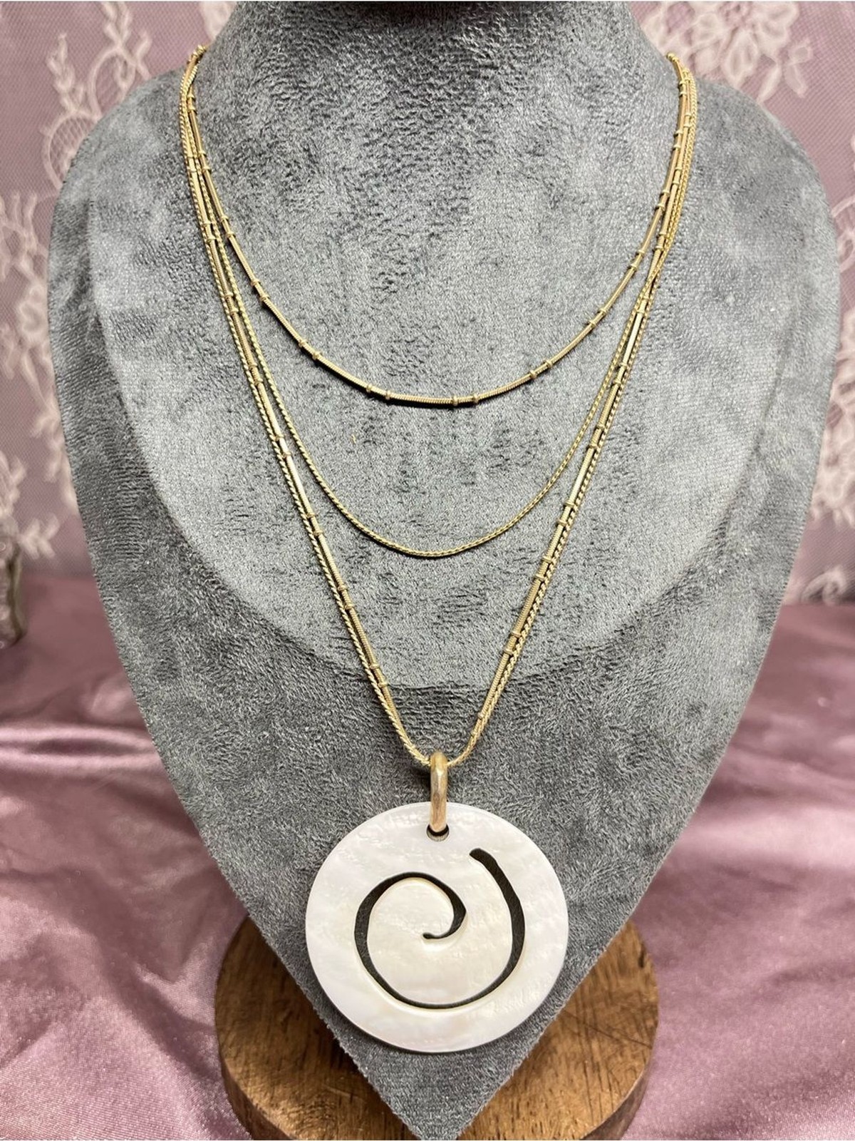 Sigrid Olsen Carved Mother-of-Pearl Shell Necklace Gold Tone Vintage Signed Sigrid Olsen Carved Mother-of-Pearl Shell Necklace Gold Tone Vintage Signed