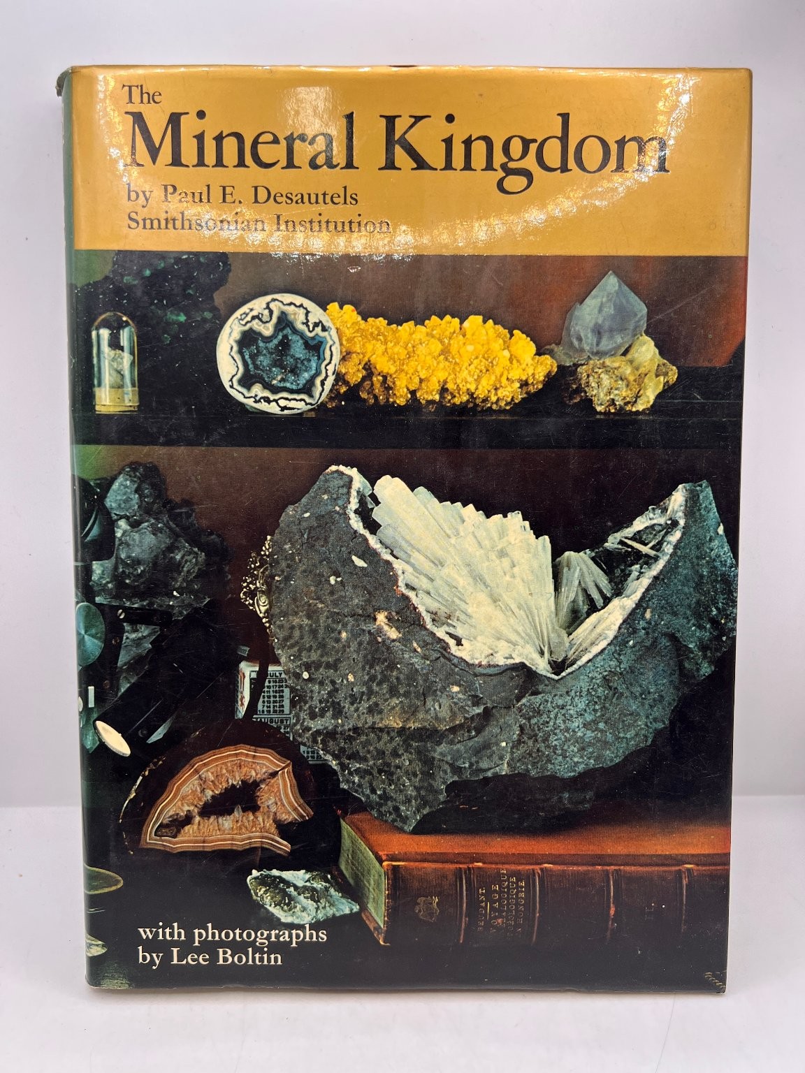 The Mineral Kingdom Paul E. Desautels Smithsonian Institution 1969 Hardcover