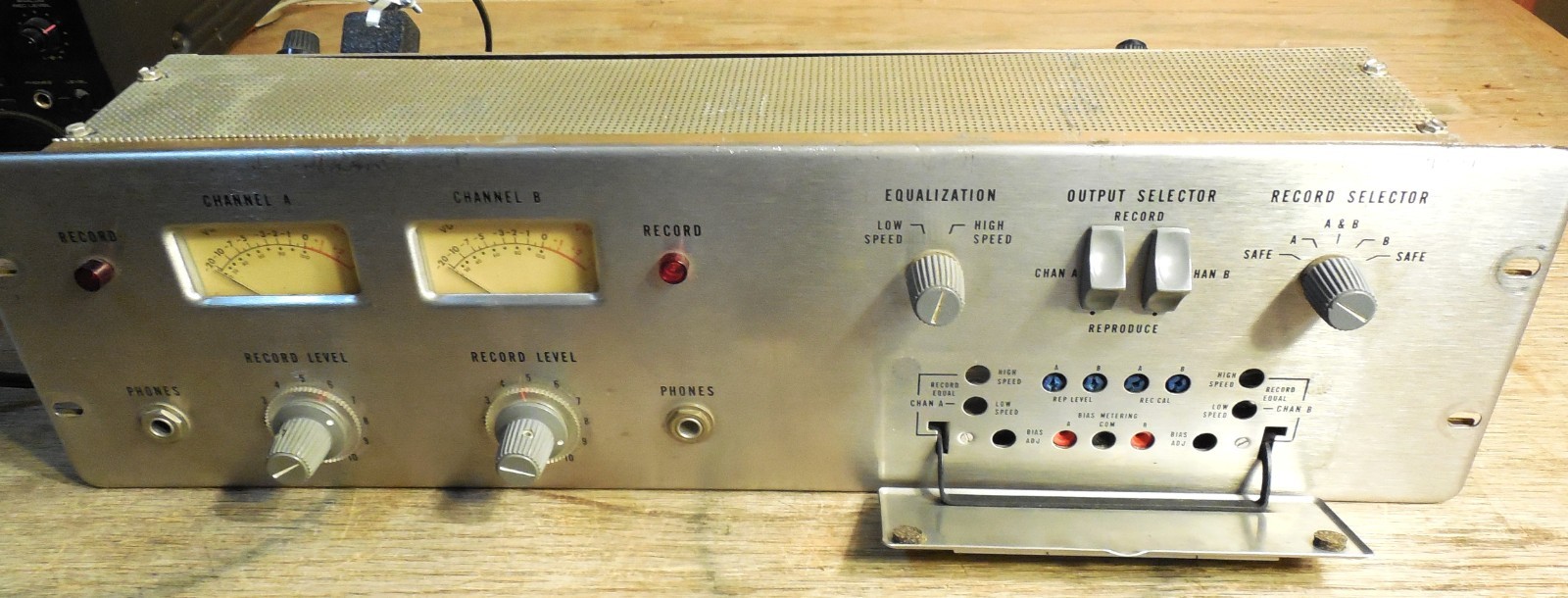 Two Ch of vintage, fat vacuum tube 60db MICROPHONE preamps MicPres