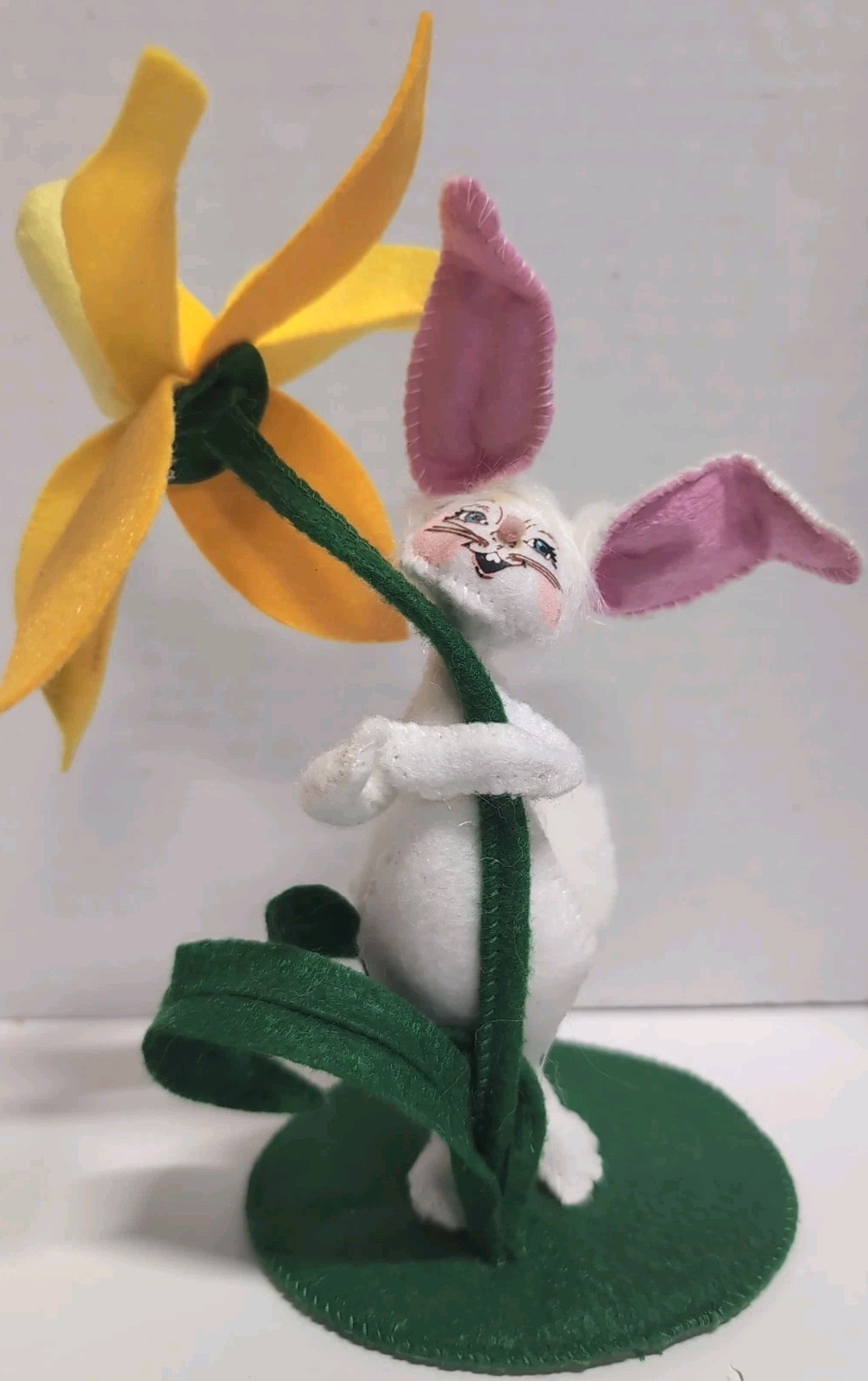 ANNALEE  2014 Easter Bunny Holding Daffodil Free Standing Table Decor