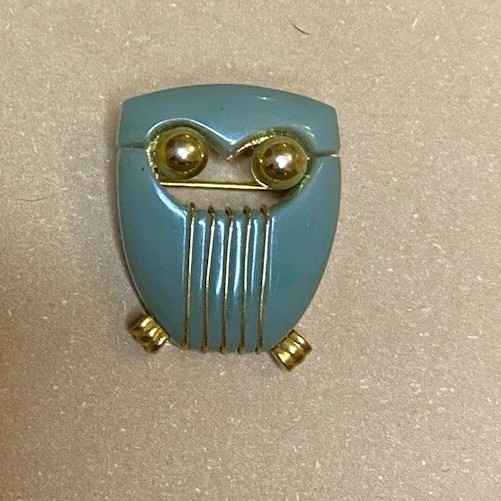 Trifari Signed Vintage Modernist Lucite and Gold Tone Owl Brooch Pin Trifari Signed Vintage Modernist Lucite and Gold Tone Owl Brooch Pin