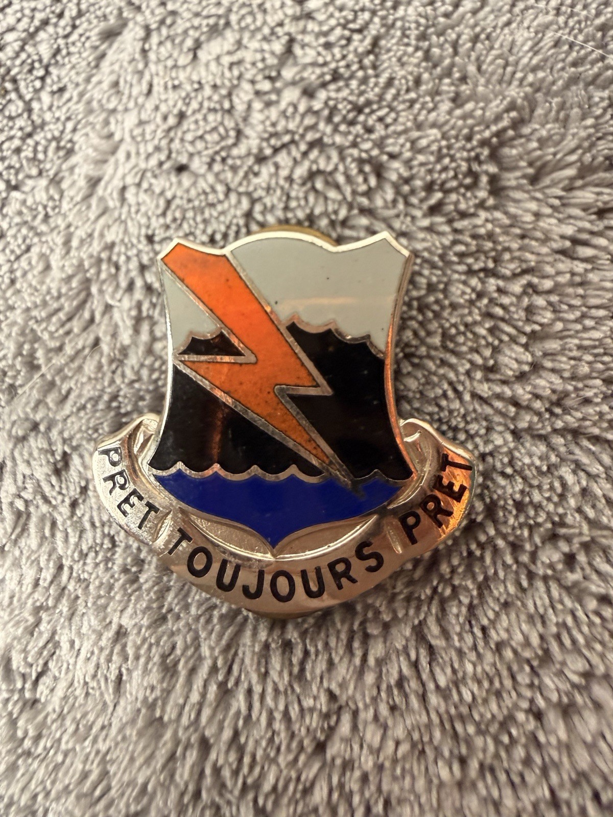 Vintage 1960s US Army 304th Signal Battalion Unit Crest Pin DUI - Hallmark E25