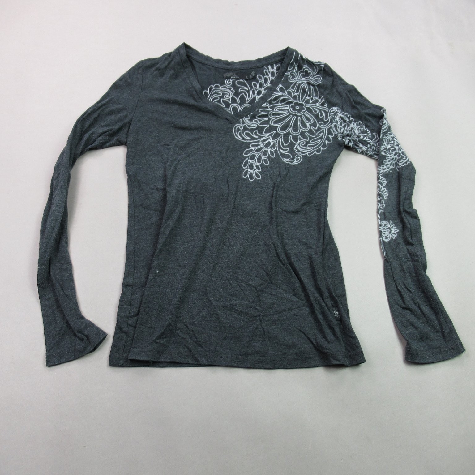 Prana Women\'s Gray Heather Floral Graphic V-Neck Long Sleeve Top Size L Prana Women\'s Gray Heather Floral Graphic V-Neck Long Sleeve Top Size L