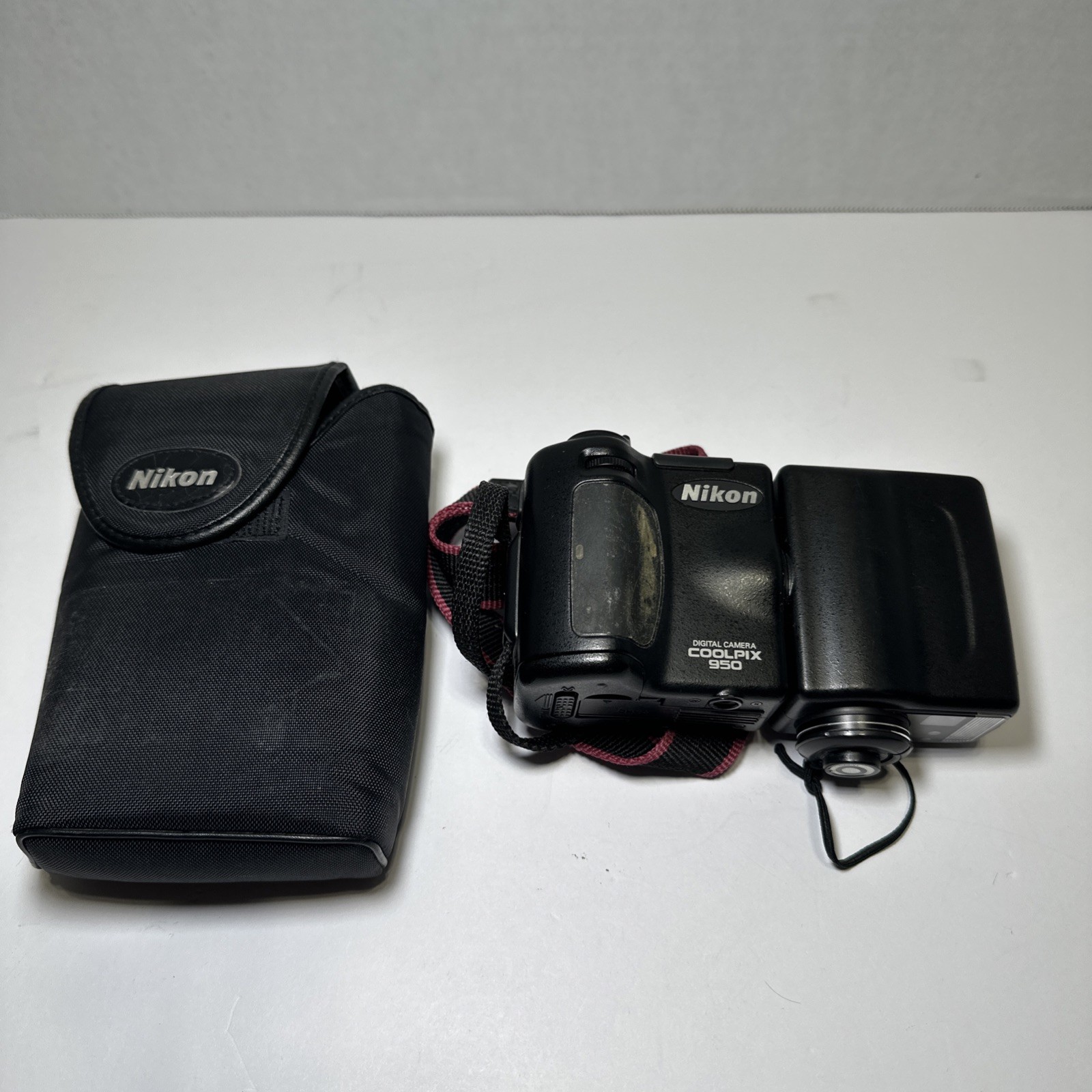 Nikon Digital Camera Coolpix 950 3.3MP Black Retro Vintage Tested Works Nikon Digital Camera Coolpix 950 3.3MP Black Retro Vintage Tested Works
