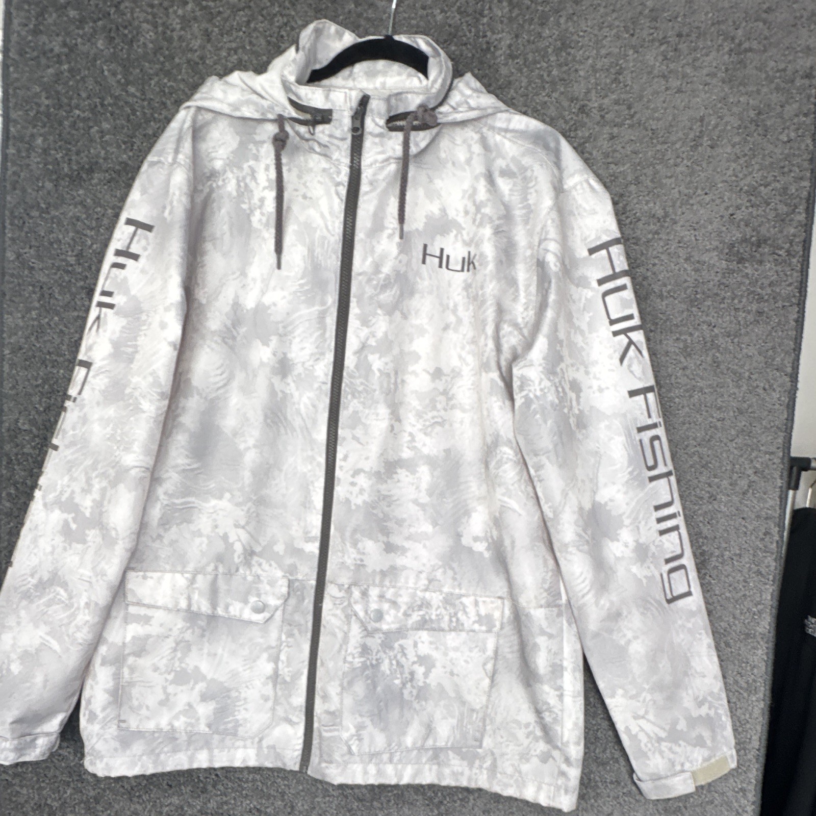 Huk Performance Fishing All Weather Men’s Size Large Gray And White Camo