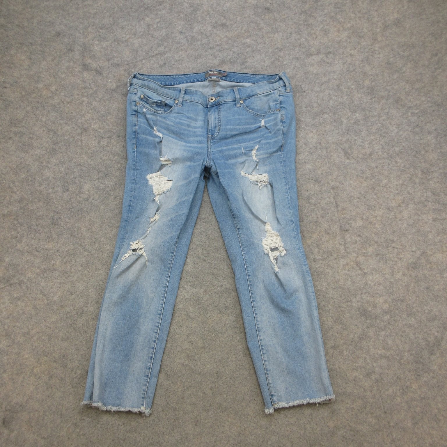 TORRID Jeans Women’s Light Wash Size 18 Distressed Ripped Raw Hem Crop Stretch TORRID Jeans Women’s Light Wash Size 18 Distressed Ripped Raw Hem Crop Stretch