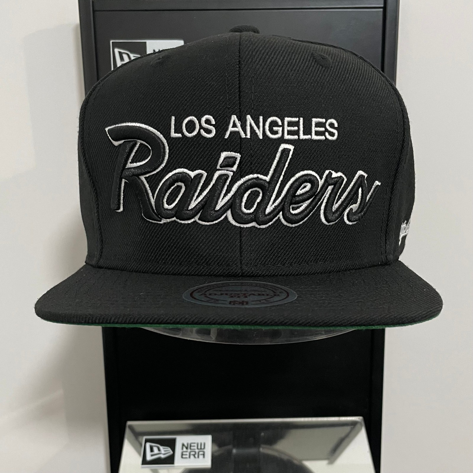 NFL - Los Angeles Raiders SCRIPT Logo Snaback Mitchell & Ness Cap - Black