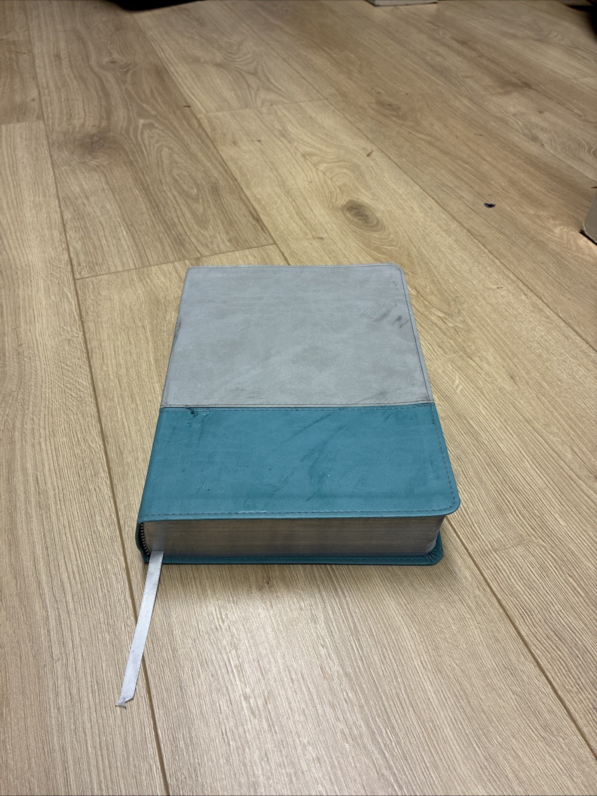 The Jeremiah Study Bible, NKJV Leatherluxe Gray/Teal - DIRTY COVER GOOD PAGES The Jeremiah Study Bible, NKJV Leatherluxe Gray/Teal - DIRTY COVER GOOD PAGES