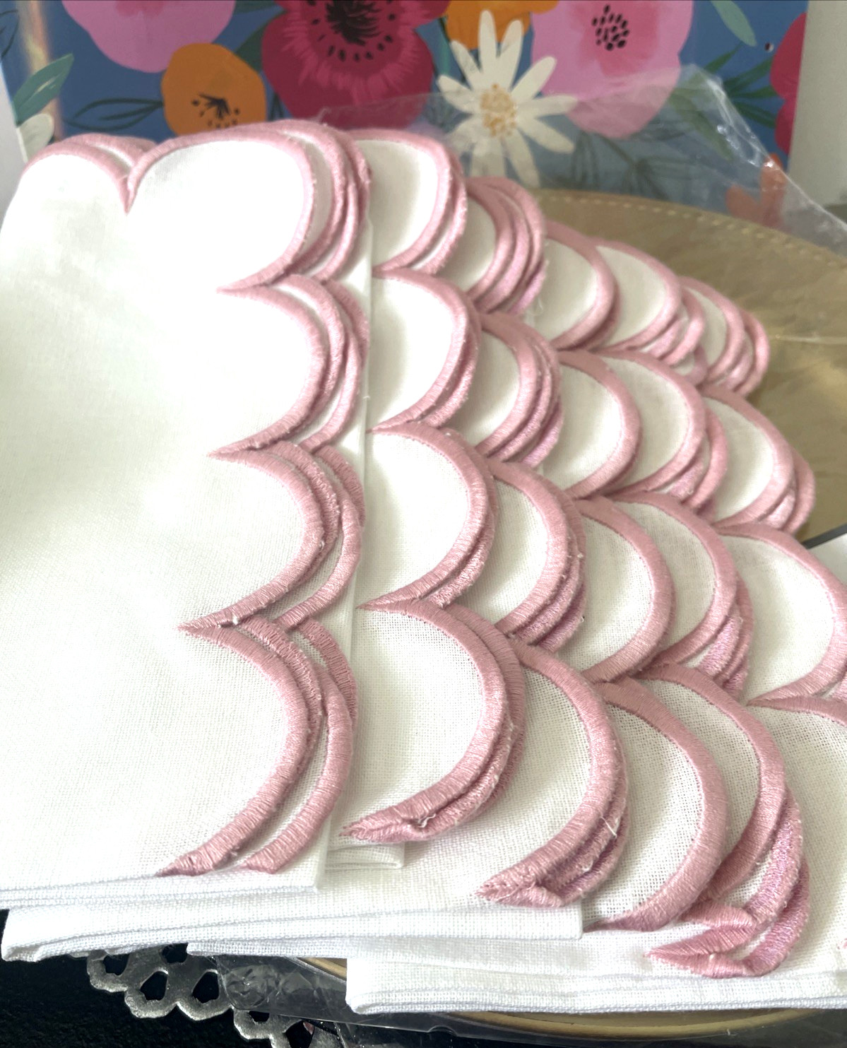 Saro Lifestyle PINK Scalloped Hem Napkin Set of 6 NEW Saro Lifestyle PINK Scalloped Hem Napkin Set of 6 NEW