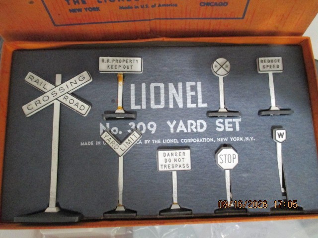 Postwar Lionel No. 309 Yard Set , Lionel, original box , 8 pcs.