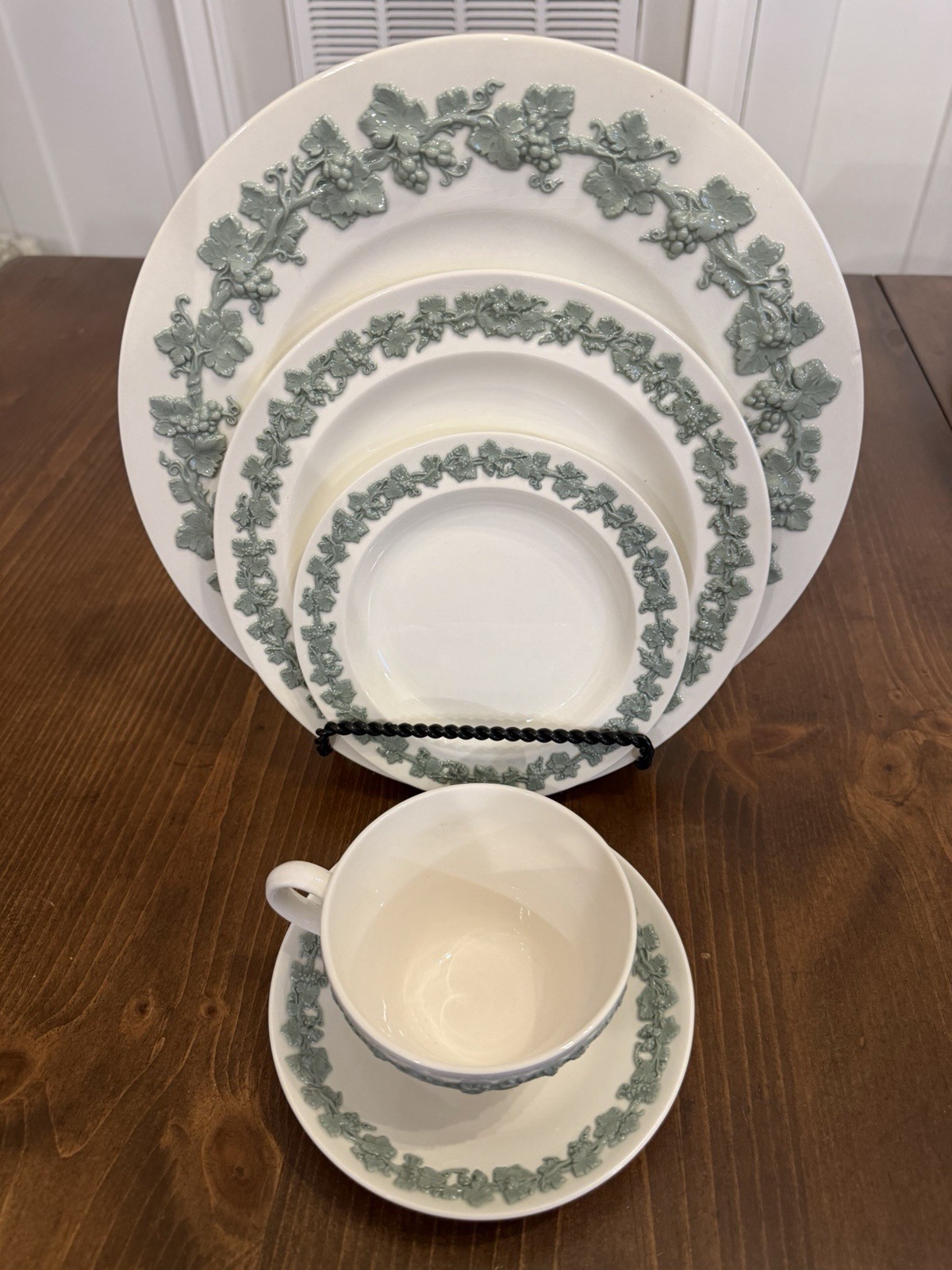 RARE Wedgwood Queensware Embossed Etruria Set Celadon on Crm Smooth Edge 20-pcs