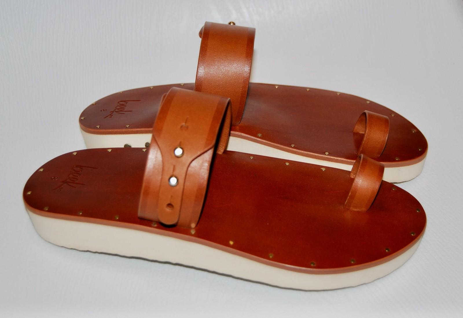 NIB beek Women\'s Cognac Brown Whistler Toe Ring Sandals sz 8