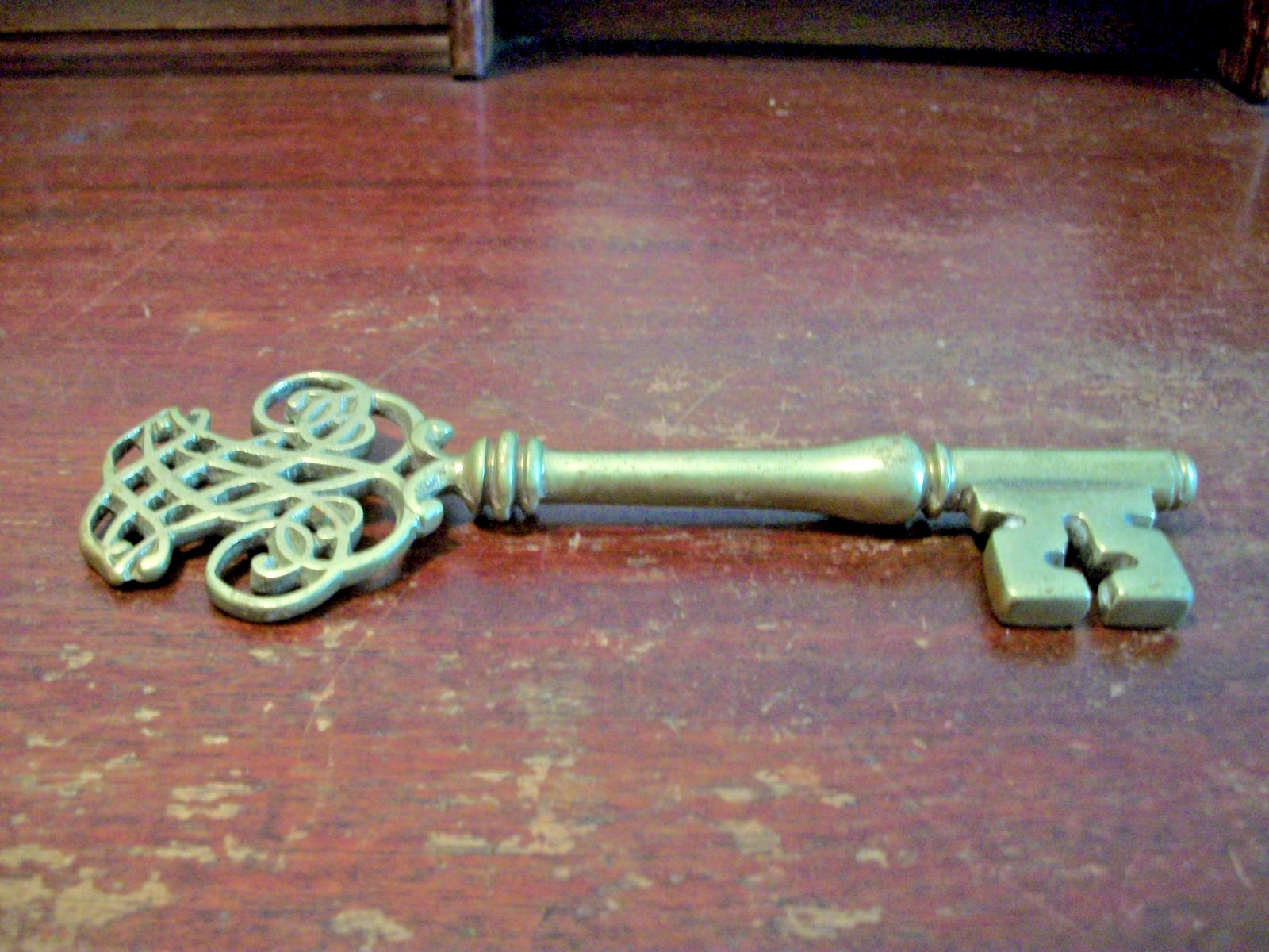 Vintage Virginia Metal Crafters Ornate Brass Key  Williamsburg 7 3/4\