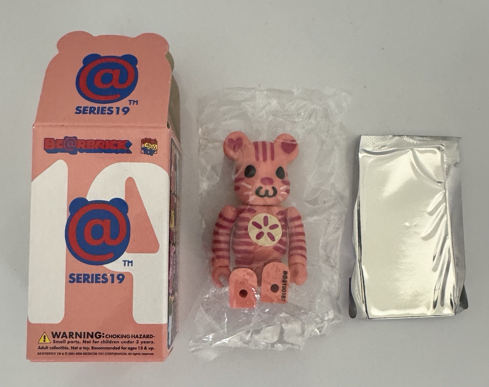 Bearbrick Series 19 CUTE 100% Medicom Be@rbrick Designer Toy Damaged Shoulders