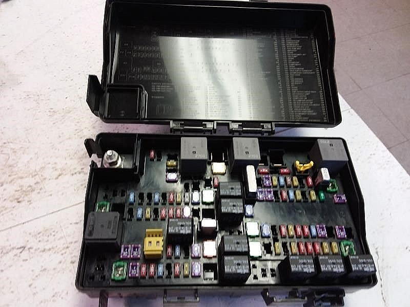 2015 Jeep Grand Cherokee Engine Fuse Box Assembly OEM