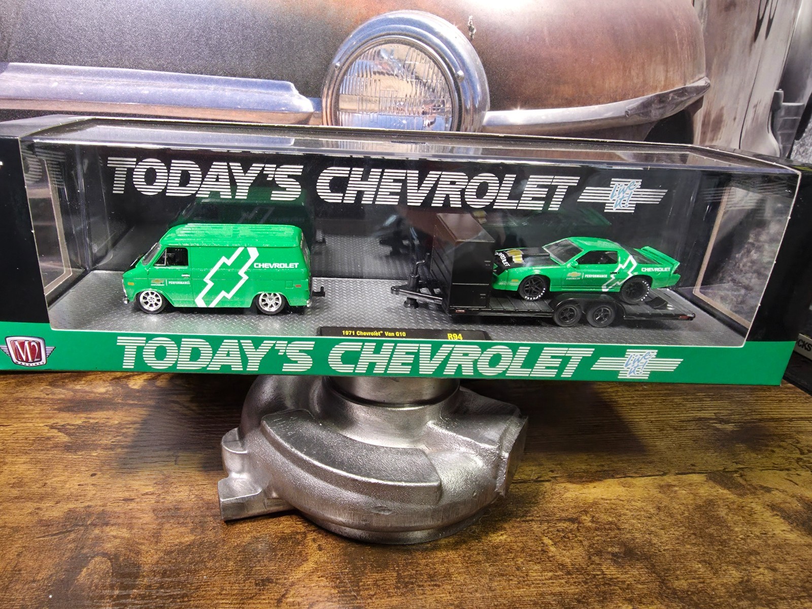 M2 Machines Auto Haulers 1971 Chevrolet Van G10 & 1985 Camaro IROC-Z - R94 25-40
