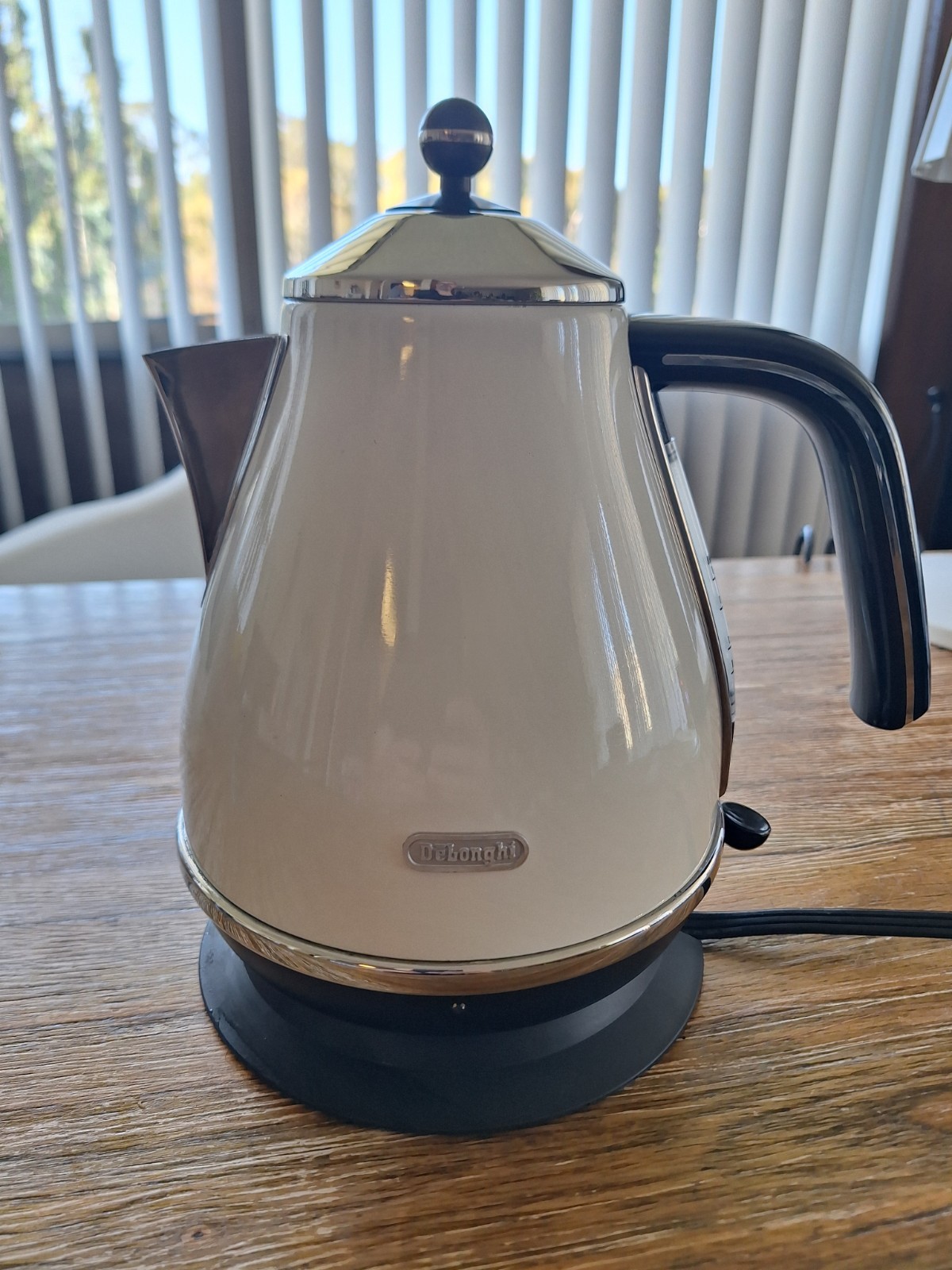 DeLonghi Icona KBO1401.W White Electric Kettle Clean