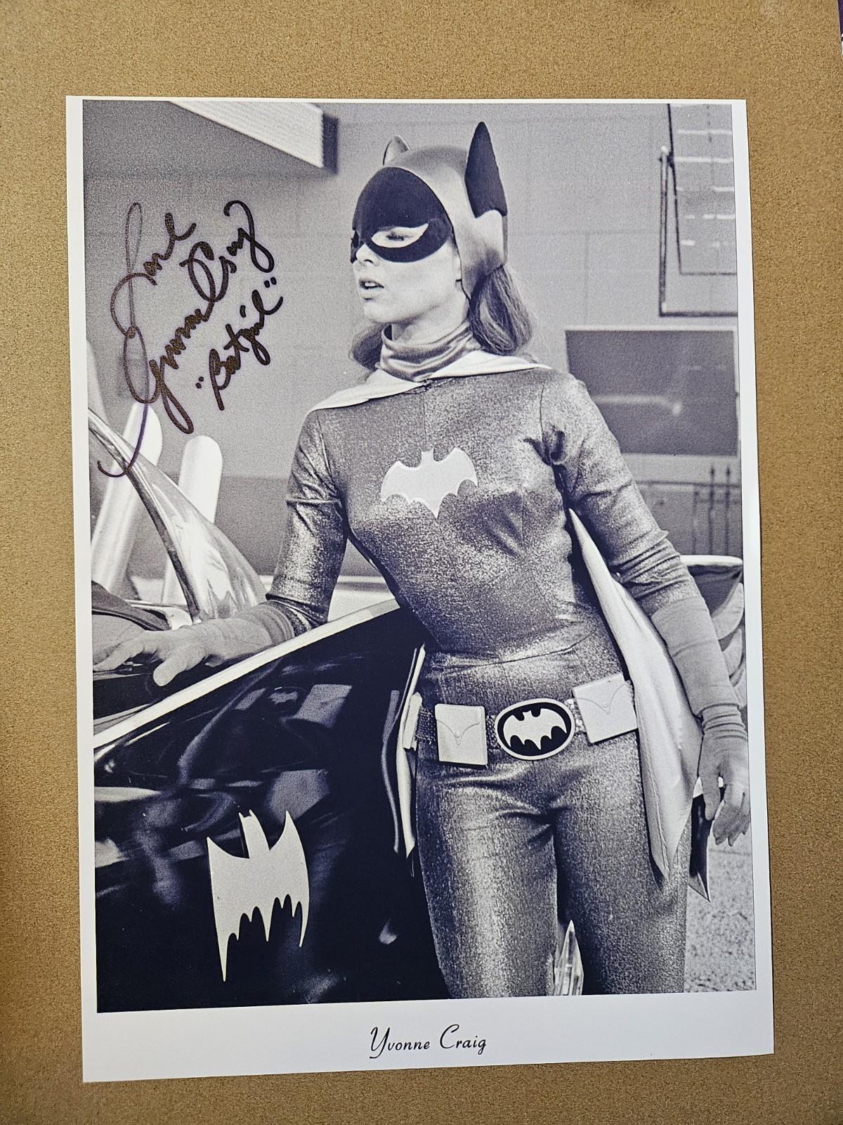 PHOTO W/ COA, ORIGINAL  BATGIRL YVONNE CRAIG HAND-SIGNED 8.5\