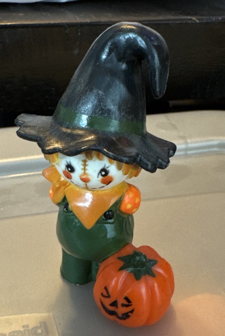 VINTAGE 1974 HALLMARK MERRY MINIATURE SCARECROW in Witch’s Hat FALL HALLOWEEN