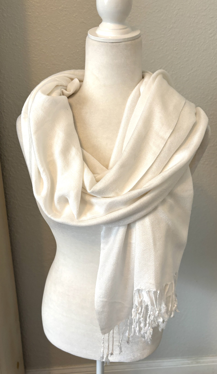 New Vtg 29X65 Gorgeous PASHMINA Cashmere Wool White Shawl SCARF Fringed WRAP New Vtg 29X65 Gorgeous PASHMINA Cashmere Wool White Shawl SCARF Fringed WRAP