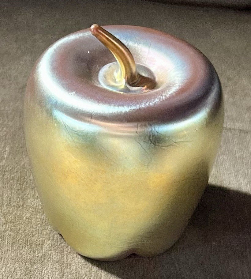 FABULOUS MCM STEVEN CORREIA ART GLASS GOLD AURENE APPLE PAPERWEIGHT SIGNED FABULOUS MCM STEVEN CORREIA ART GLASS GOLD AURENE APPLE PAPERWEIGHT SIGNED