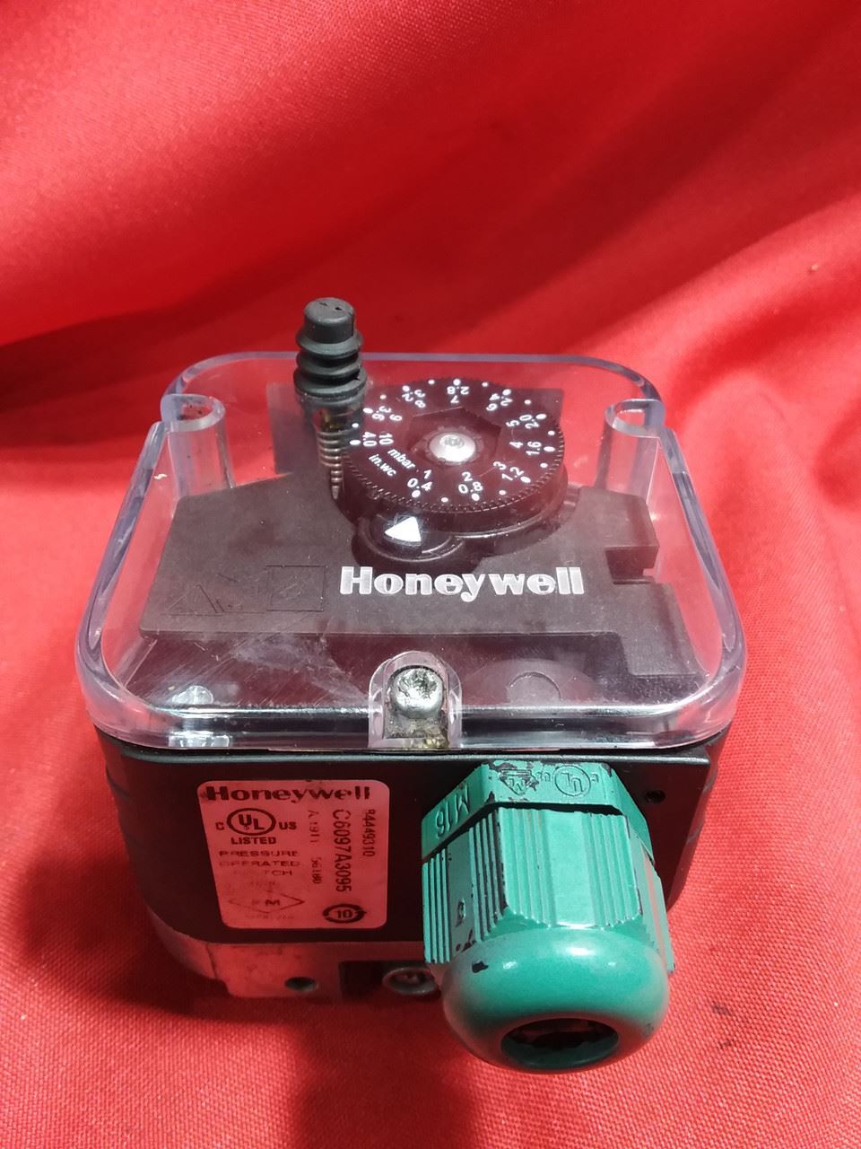 Honeywell C6097A3095 Gas / Air switch Honeywell C6097A3095 Gas / Air switch