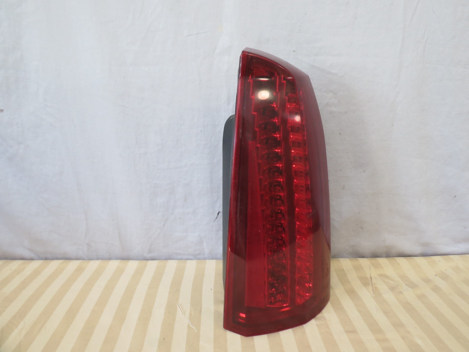05 06 07 Cadillac STS OUTER CORNER QTR MTD Tail Light Lamp Right PASSENGER OEM 05 06 07 Cadillac STS OUTER CORNER QTR MTD Tail Light Lamp Right PASSENGER OEM