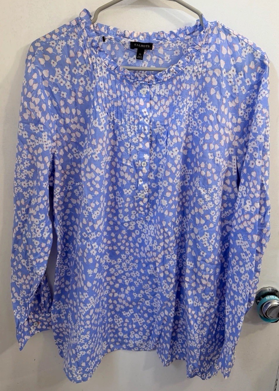 Talbots Women\'s XL Blue Floral Cotton Woven Long Sleeve Round Neck Blouse Talbots Women\'s XL Blue Floral Cotton Woven Long Sleeve Round Neck Blouse