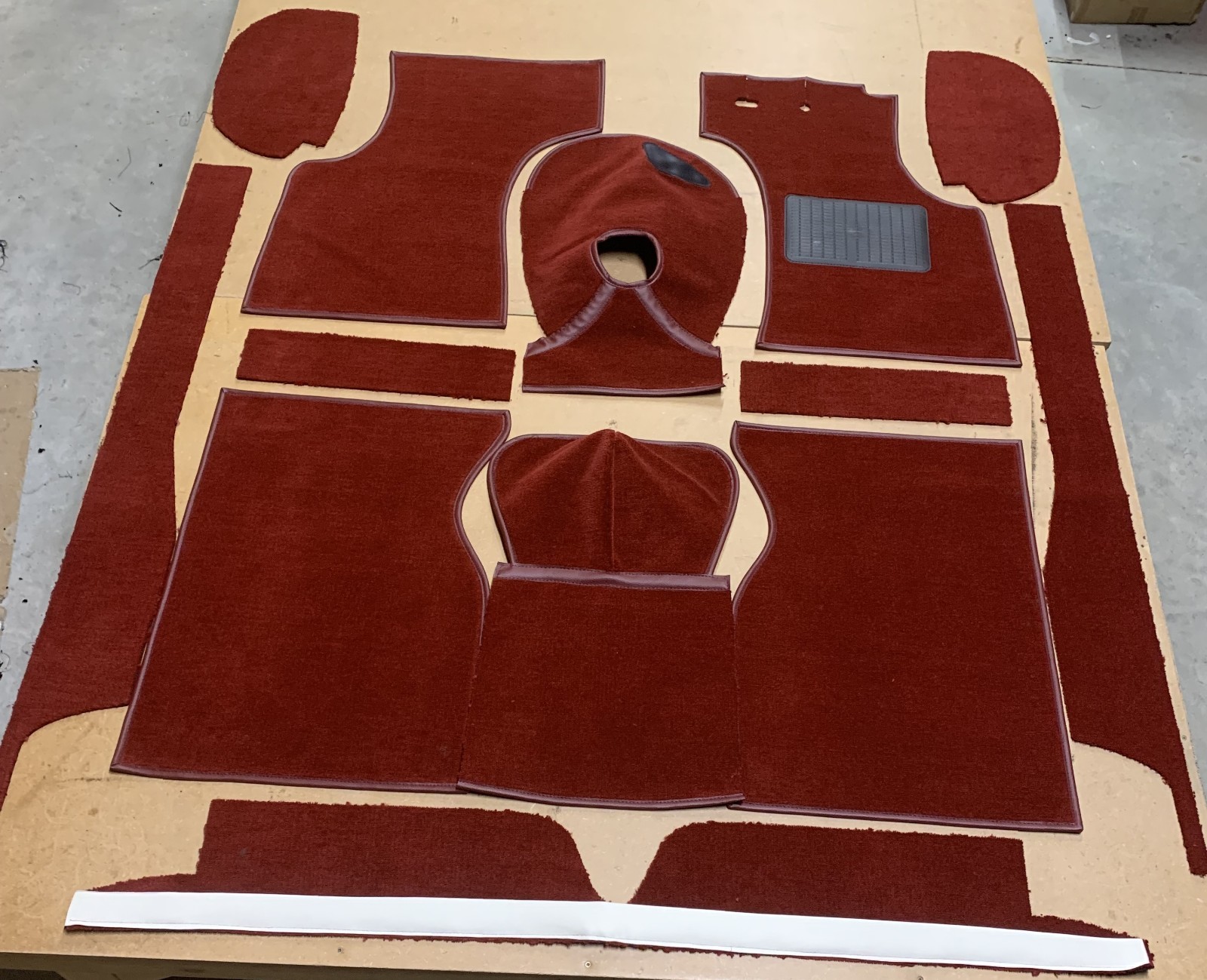 MORRIS MINOR 1000 SERIES III RHD ANTIQUE RED TUFTED CARPET 1956-1971 MORRIS MINOR 1000 SERIES III RHD ANTIQUE RED TUFTED CARPET 1956-1971