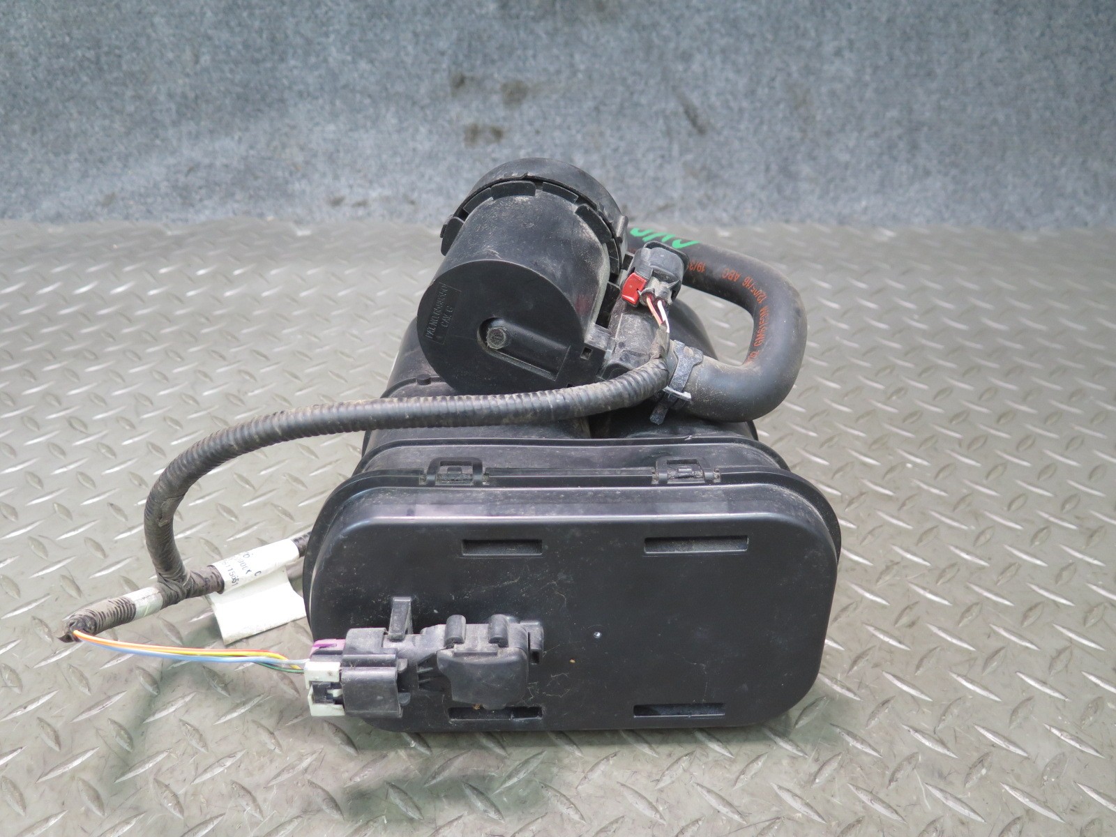 14-19 CHEVROLET CORVETTE C7 FUEL EVAP VAPOR CHARCOAL CANISTER 20958878 OEM
