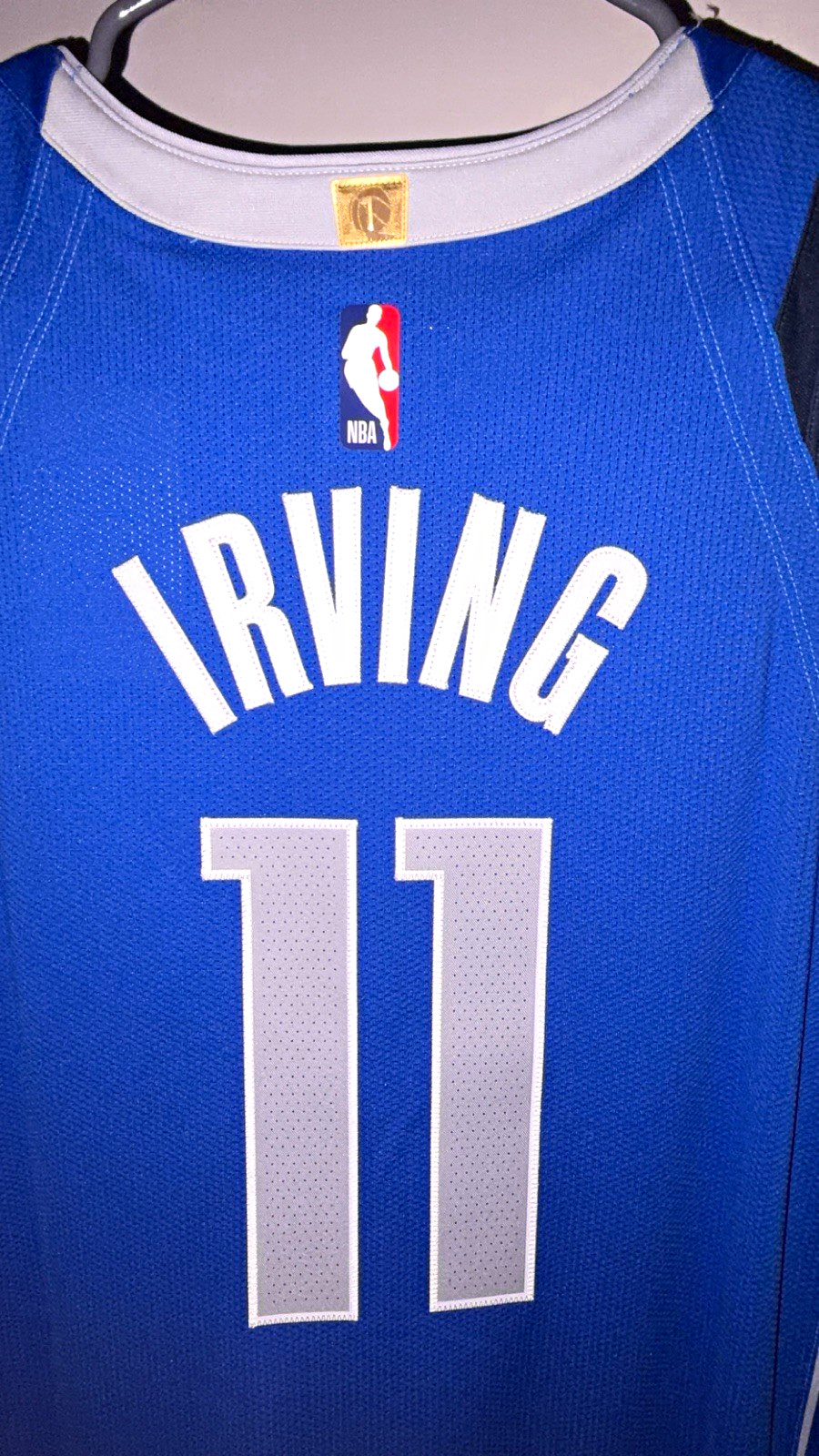 Kyrie Irving #11 Dallas Mavericks Stitched New Jersey Men\'s Size L.  Gold patch