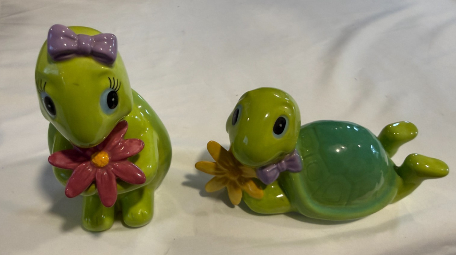 Vintage Ceramic Turtle Figurine Pair Boy Girl Couple holding Daisies Retro MCM