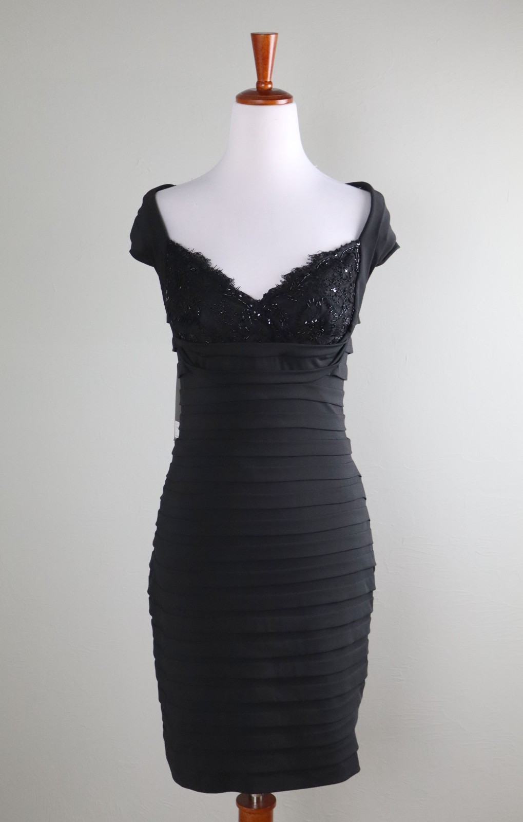 TADASHI SHOJI Collection NWT $310 Tiered Beaded Lace Cocktail Dress Size Medium