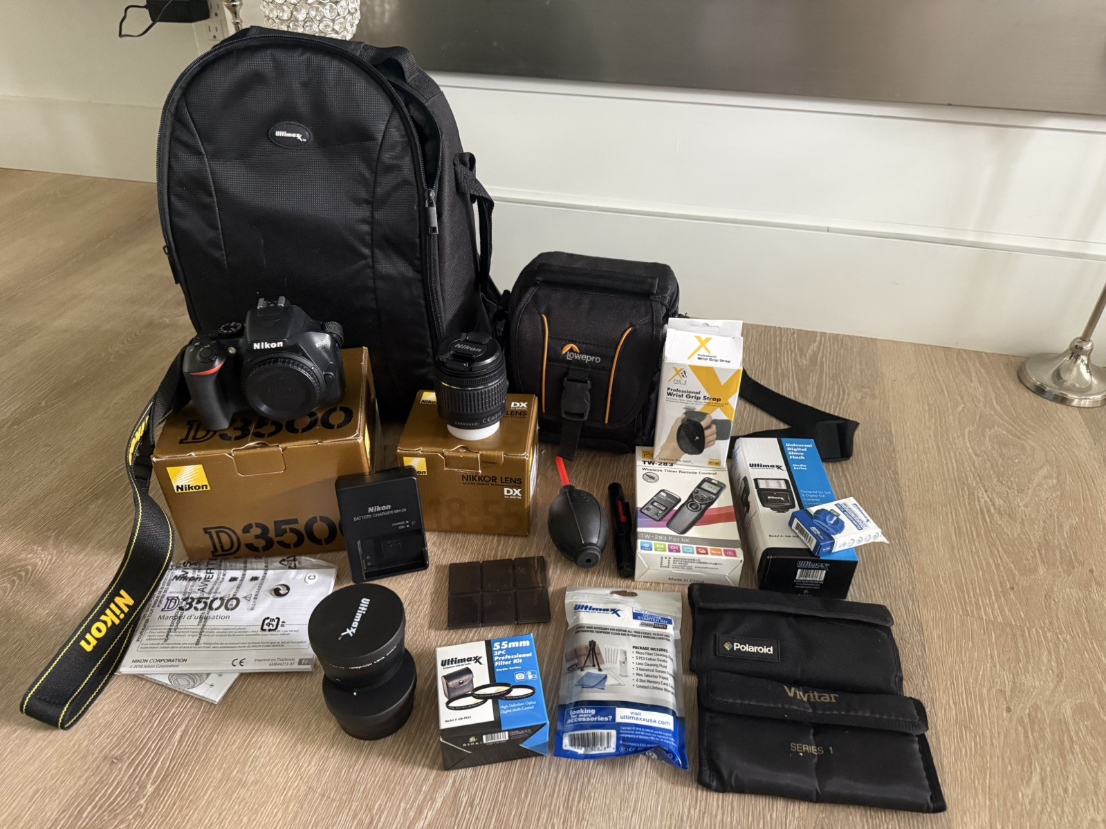Nikon D3500 24.2 MP (18-55mm) +extra equipment (pic&description) Nikon D3500 24.2 MP (18-55mm) +extra equipment (pic&description)