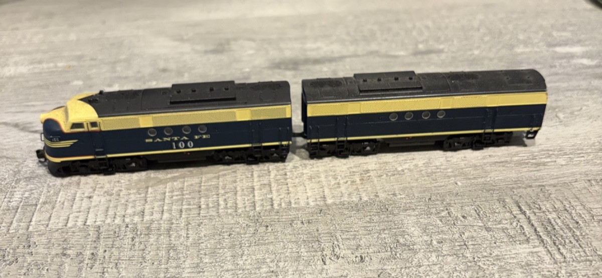 N SCALE INTERMOUNTAIN ATSF SANTA FE FT A/B CATWHISKER II #100. SEE video N SCALE INTERMOUNTAIN ATSF SANTA FE FT A/B CATWHISKER II #100. SEE video